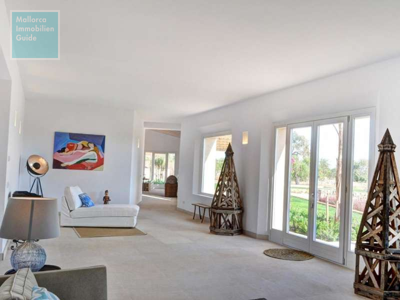 Wohnzimmer mit Zugang zur Terrasse