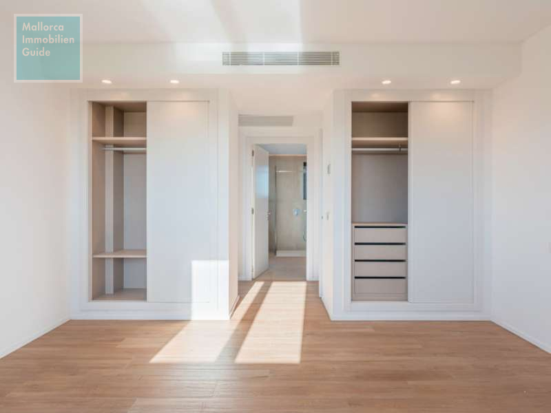 Schlafzimmer mit Klimaanlage und Einbauschrank