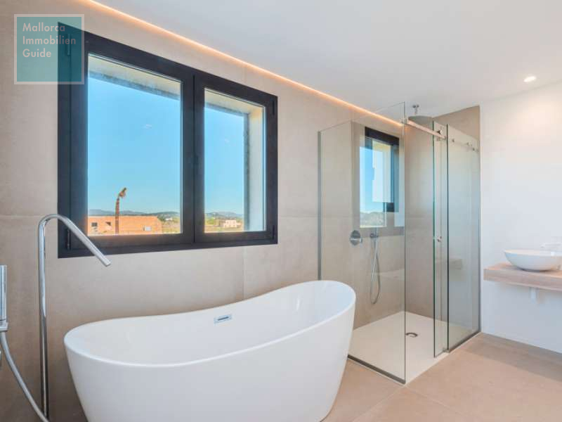 Bad mit Dusche und Wanne