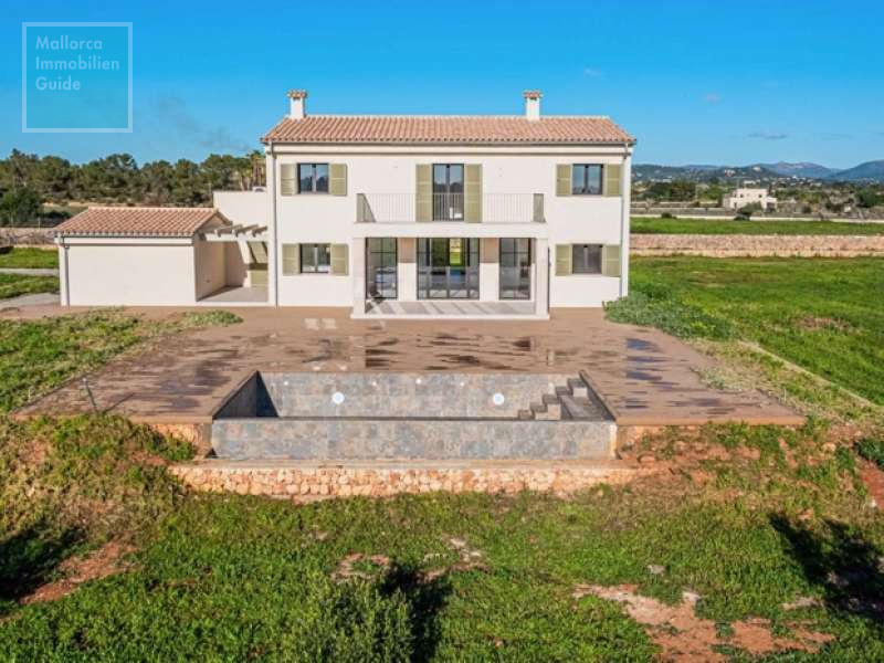 Pooldeck und Haus in Südausrichtung