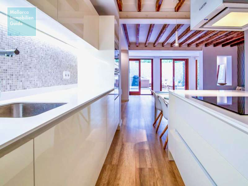 Moderne Küche mit Kochinsel