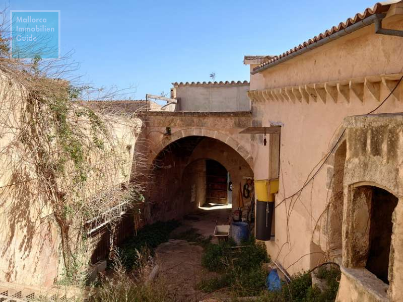 Patio und überdachter Eingangsbereich der Immobilie