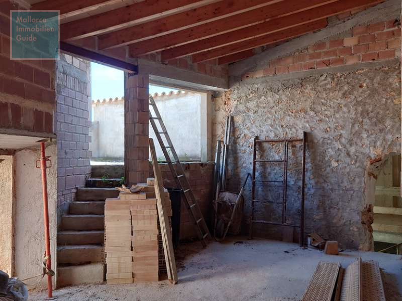 Wohnfläche mit Zugang zur kleinen Terrasse