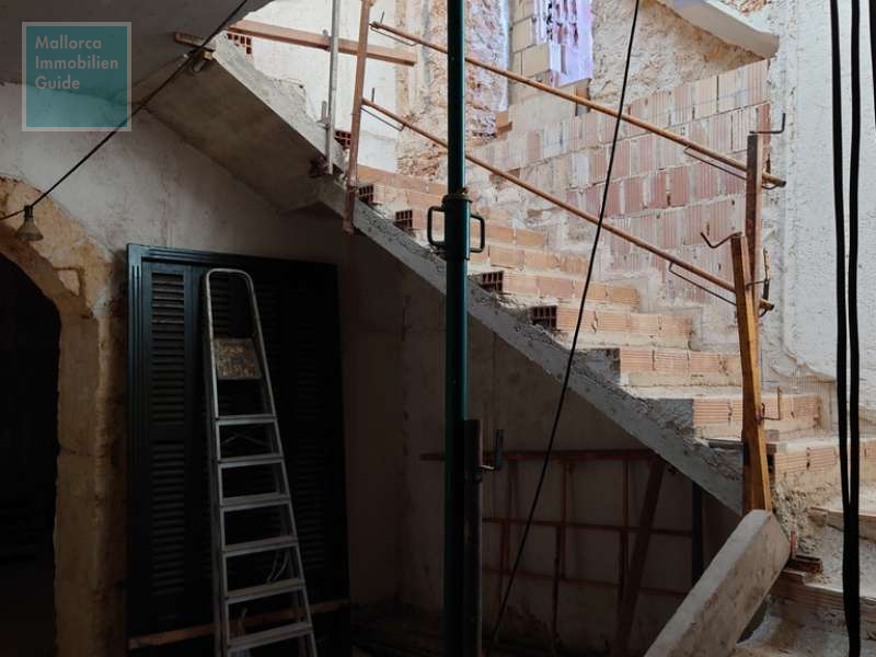 Treppe in das OG - Vorgergebäude