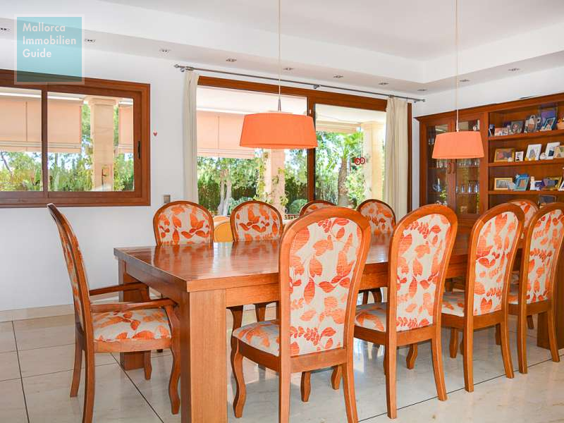 Großzügiger Essbereich mit Blick...