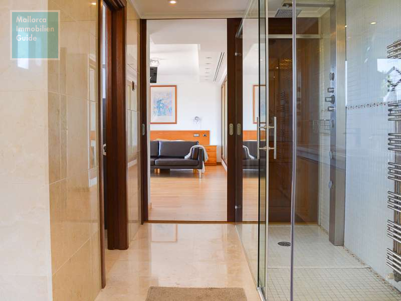 Blick vom Bad in das Schlafgemach