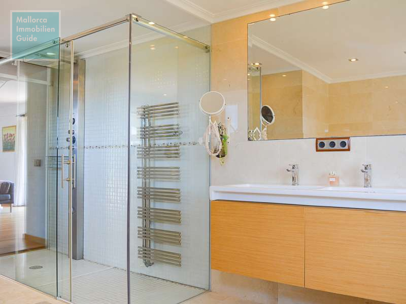 Bad en Suite mit Dusche und Wanne