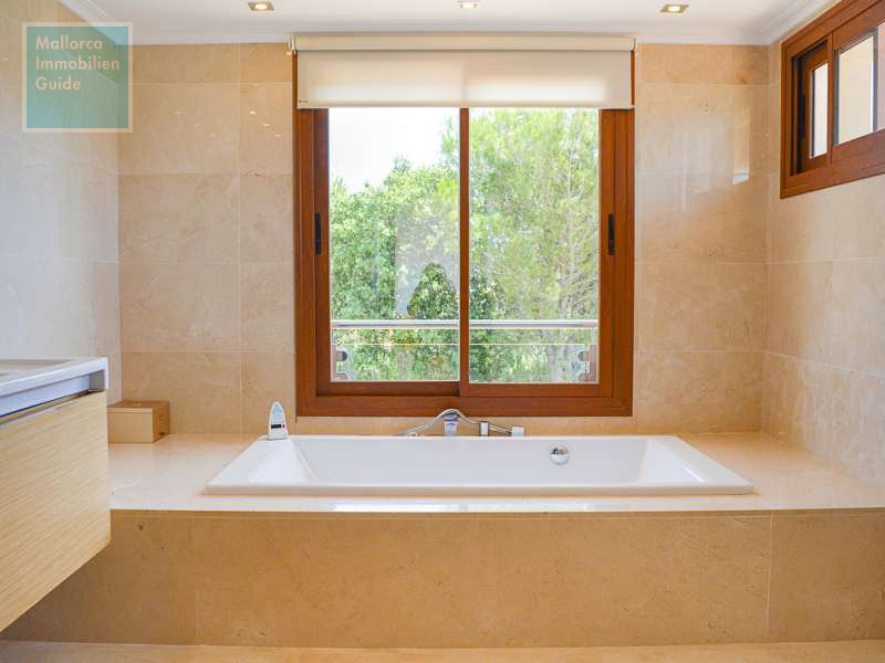 Wanne mit Blick in die Natur