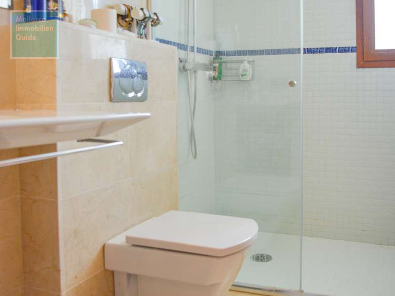 Eines der eleganten Bäder