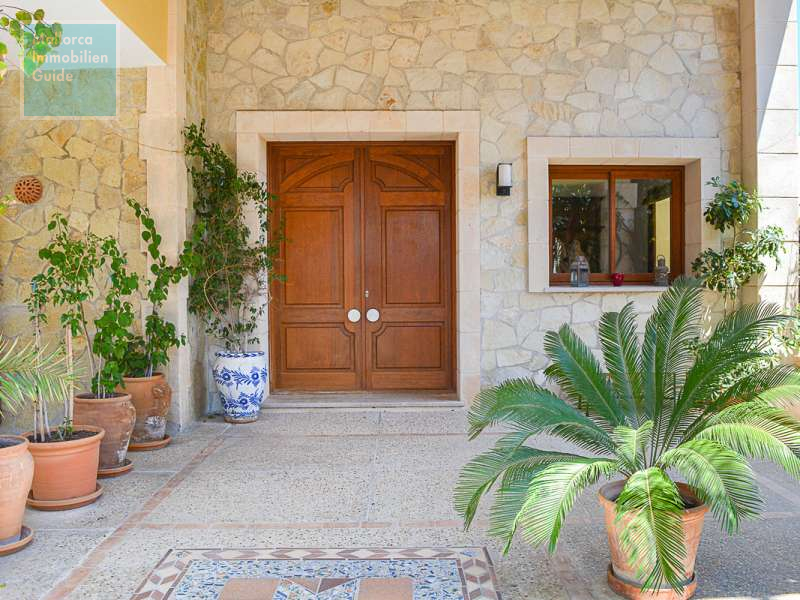 ... massiver Holztür