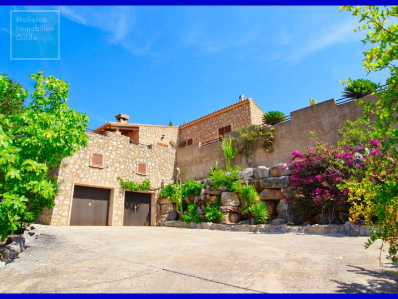 Untere Ebene mit Doppelgarage, Keller und Technikraum