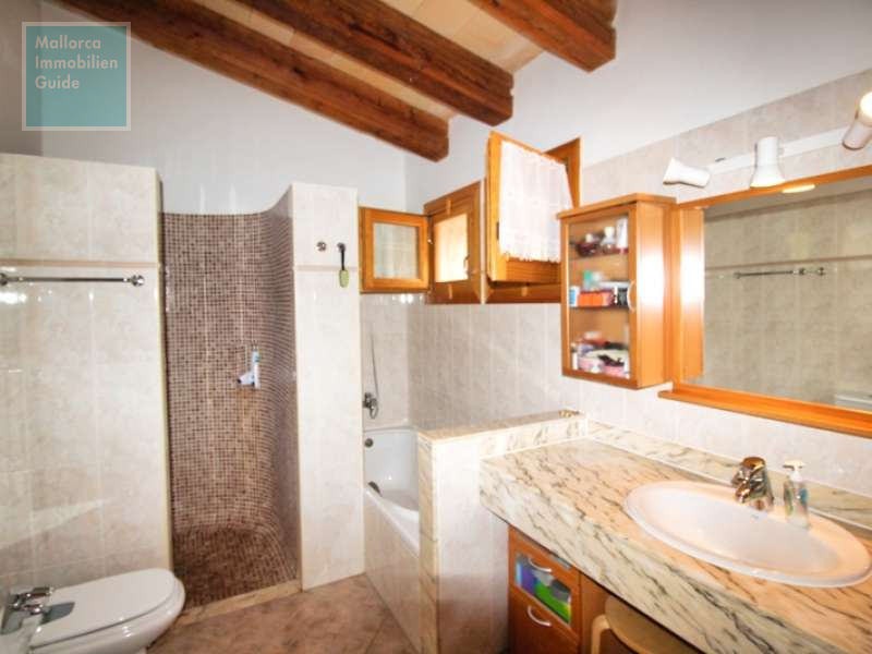 Badezimmer mit Dusche und Wanne