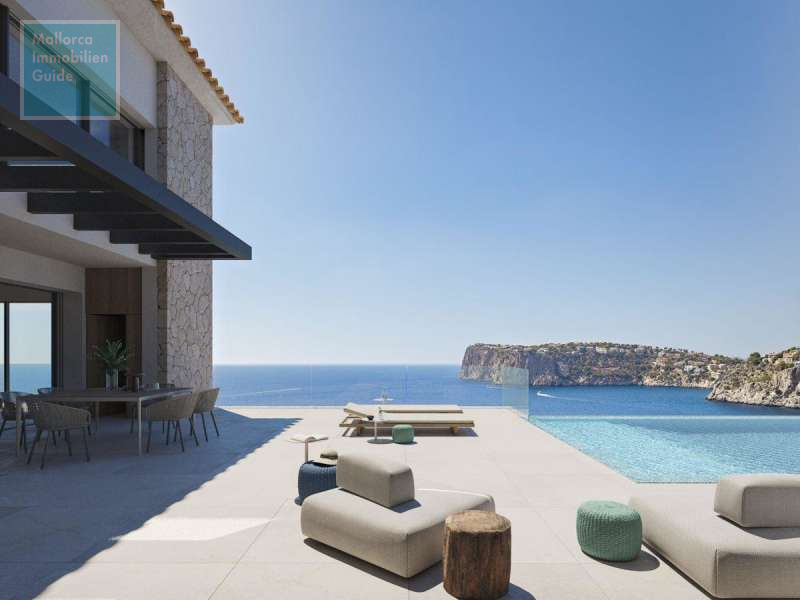 Pooldeck und überdachter Terrassenbereich mit Meerblick