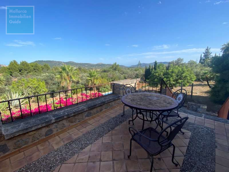 Blick von der Terrasse am Wohnzimmer 