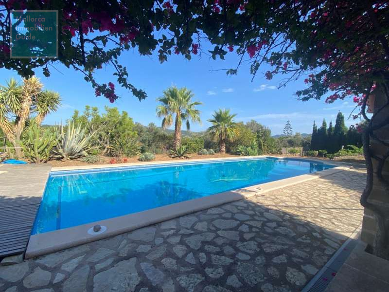 Terrassenfläche am Pool