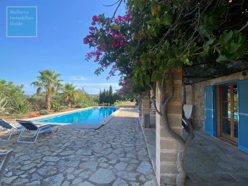 EG mit Pool und zwei Gästeapartments