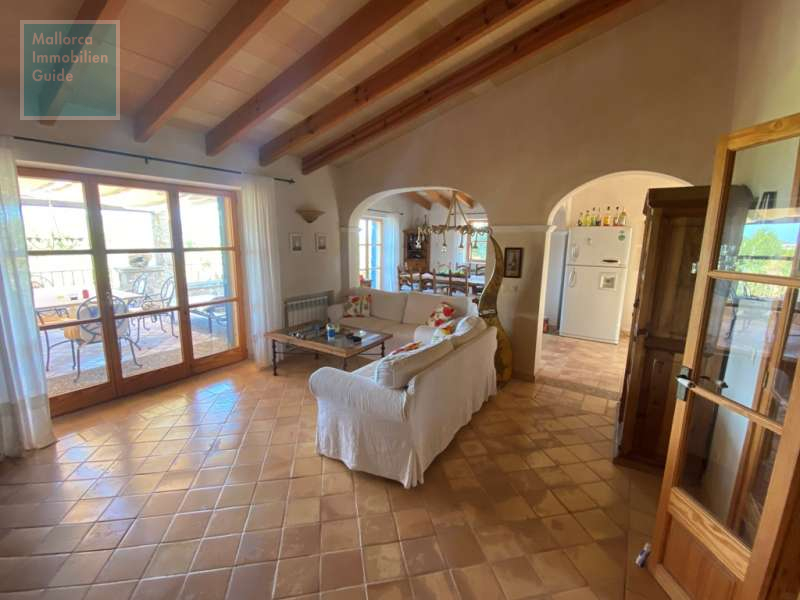 Wohnzimmer mit Zugang zur Terrasse