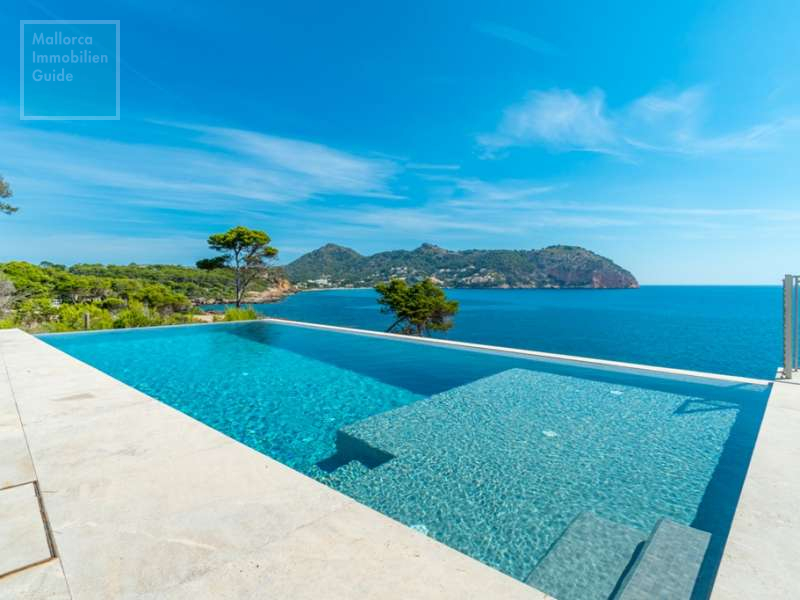 Grosser Pool mit Treppeneinstieg