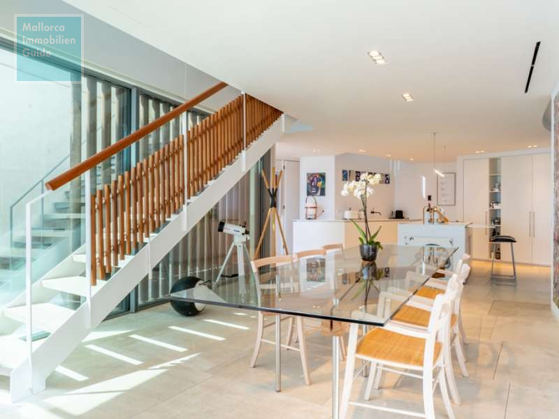 Treppenaufgang zur oberen Ebene, den Schlafzimmern