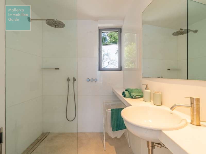 Badezimmer mit großer Dusche