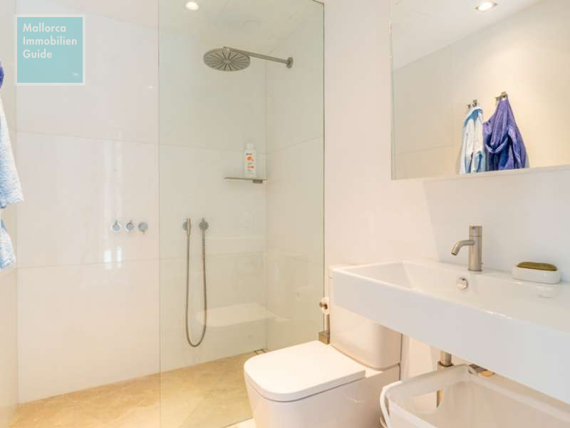 Badezimmer mit Dusche