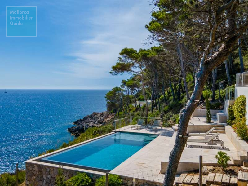 Untere Ebene mit Pooldeck und Badezimmer