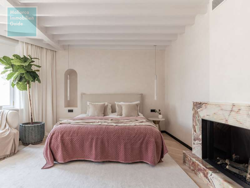 Hauptschlafzimmer mit Kamin