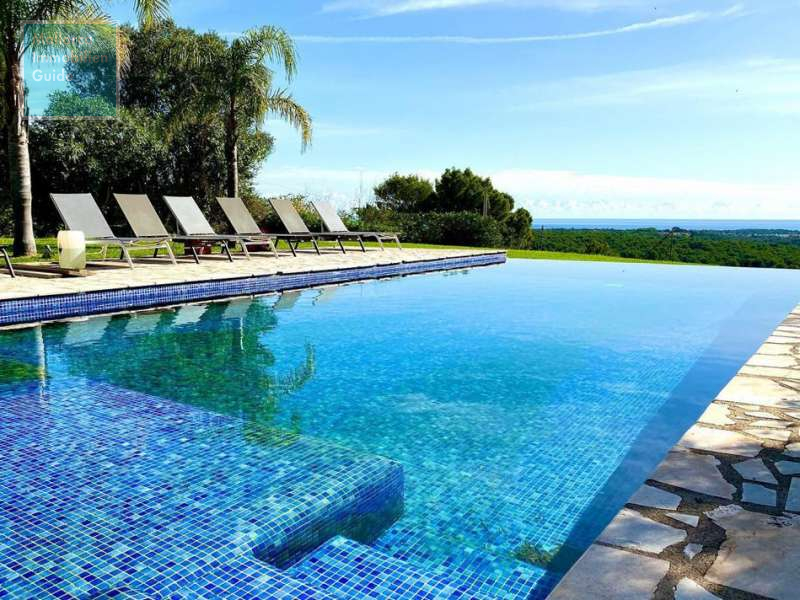 Poolbereich mit Blick