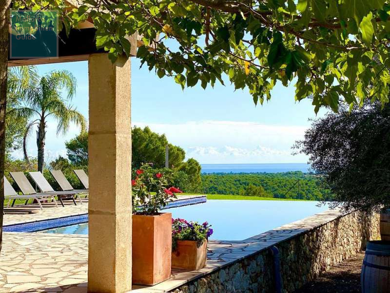 Poolterrasse mit Panoramablick