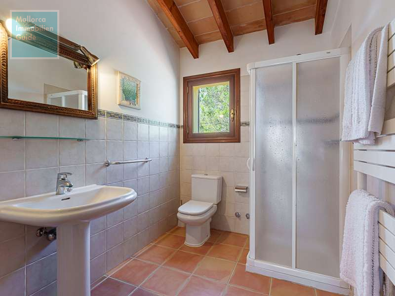 Badezimmer mit Dusche