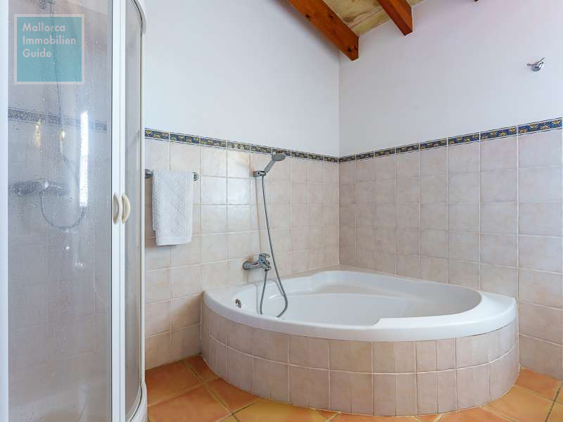 ...Bad en Suite mit Badewanne