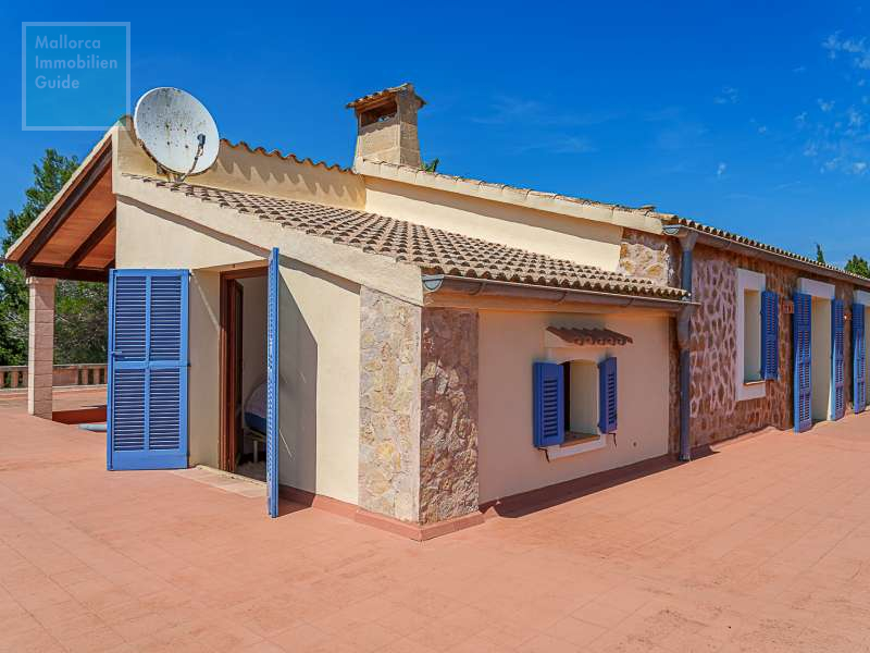 U-förmige Terrasse mit...