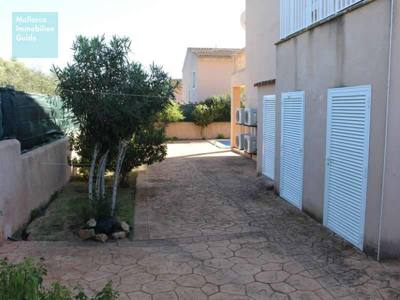 Setlicher Zugang zur Poolterrasse.