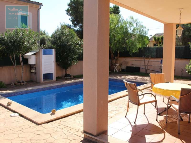 Poolbereich und Terrasse