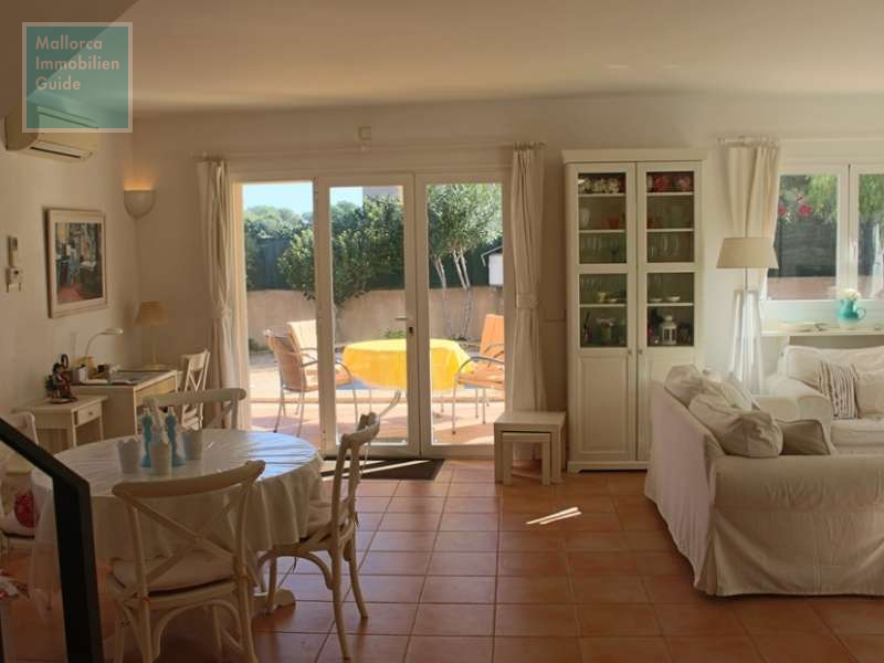 Helles Wohnzimmer mit Zugang zur Terrasse