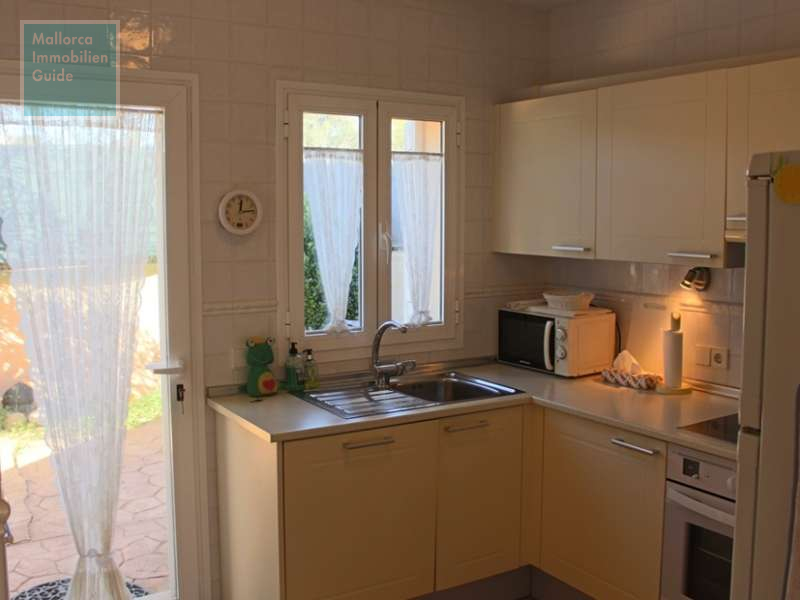 Küche mit Zugang zur rückwärtigen Terrasse