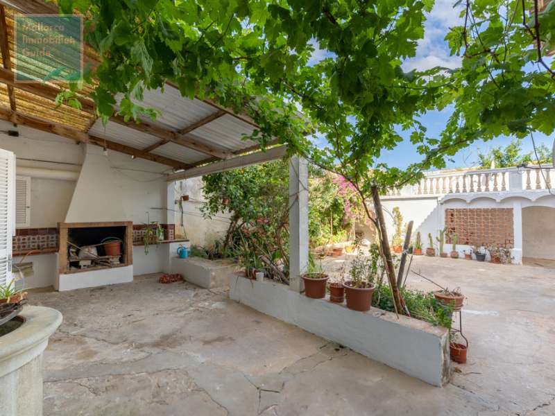 Überdachte Terrasse und Innenhof