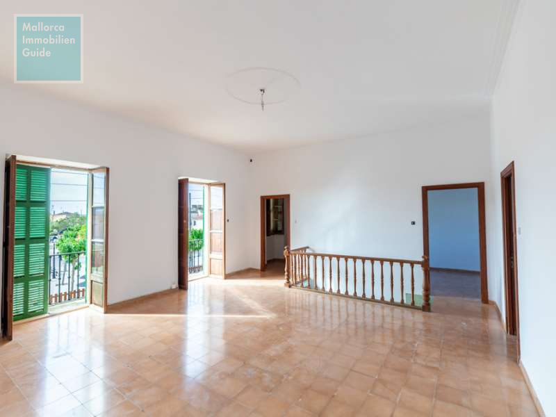 Salon im OG mit Balkon