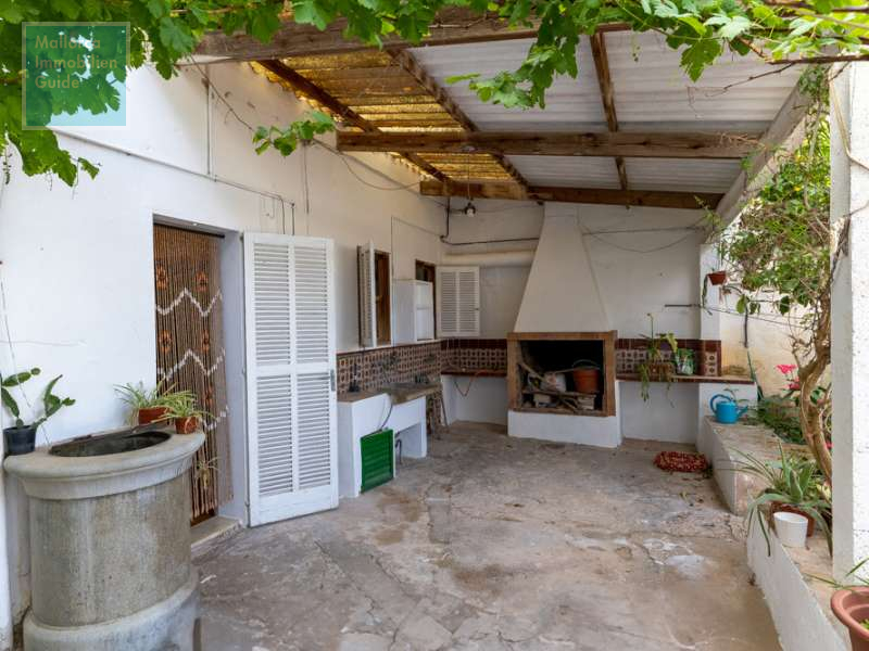 Überdachte Terrasse am Wohnzimmer