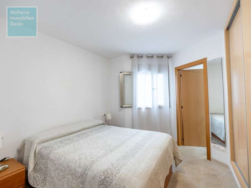 Hauptschlafzimmer mit Einbauschrank und Bad en Suite