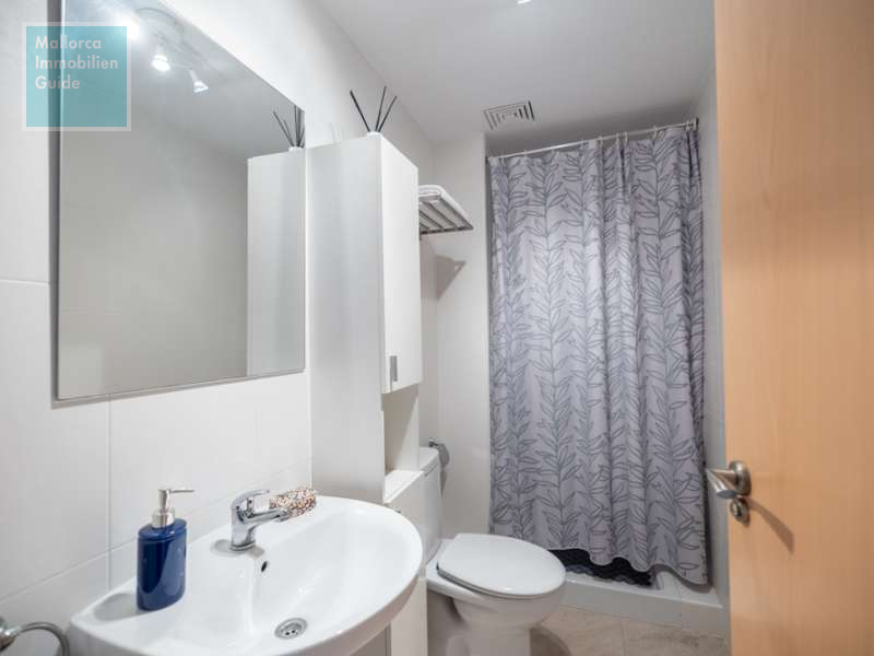 Zweites Badezimmer, mit Badewanne