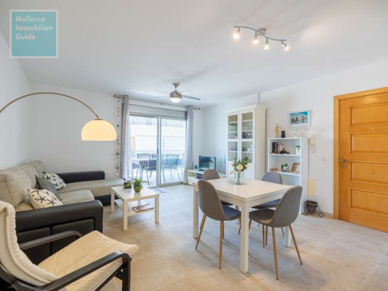 Wohn- Esszimmer mit Zugang zum Balkon