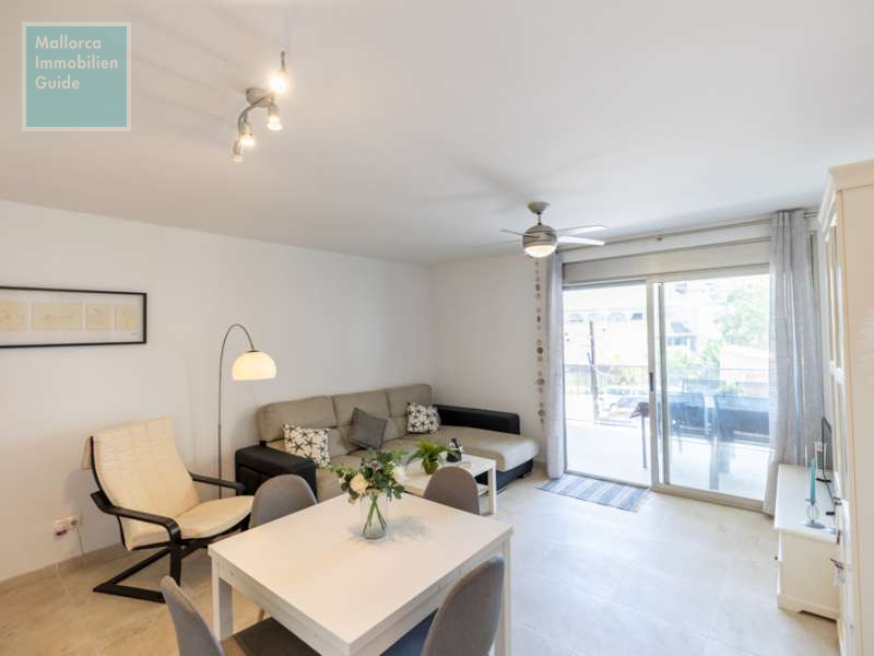 Wohnzimmer, Blickrichtung Balkon