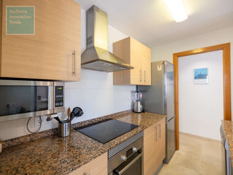 Moderne und voll ausgestattete Küche