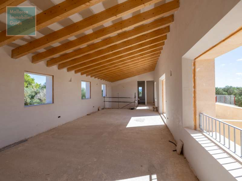 Obergeschoss mit sichtbaren Deckenbalken