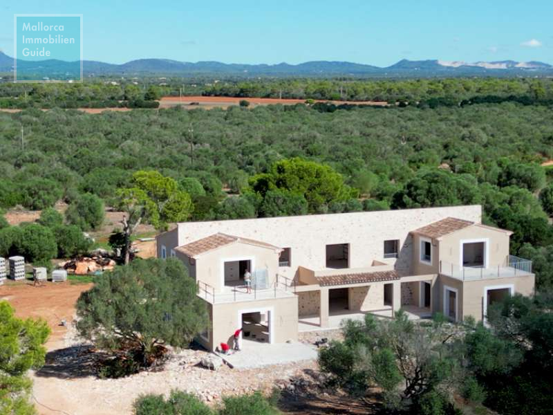 Fincarohbau und Grundstück