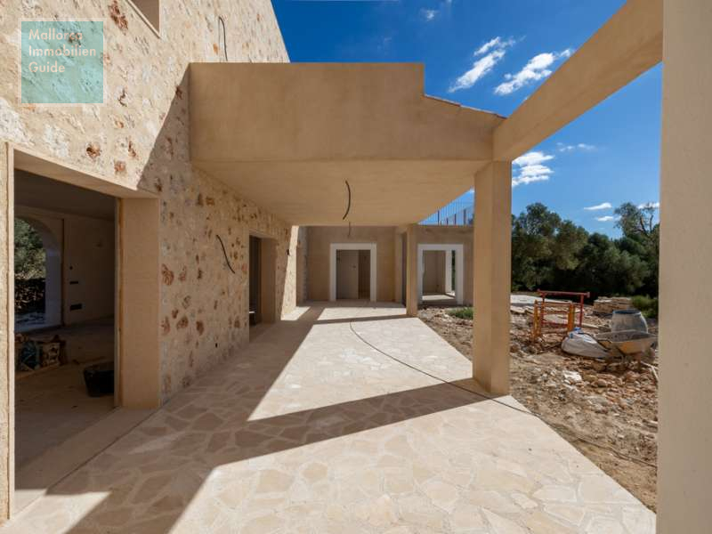 Offene und überdachte Terrassenflächen