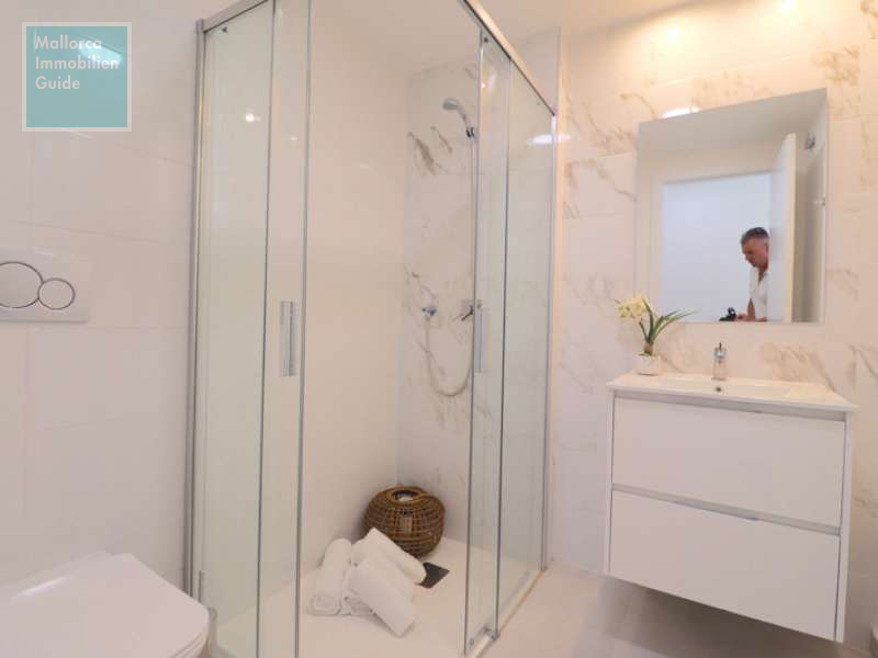 Badezimmer mit Dusche