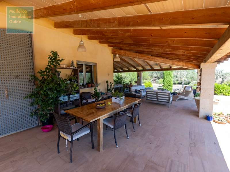 Grosser überdachter Terrassenbereich