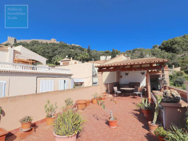 Grosse Dachterrasse mit Blick bis zum Meer